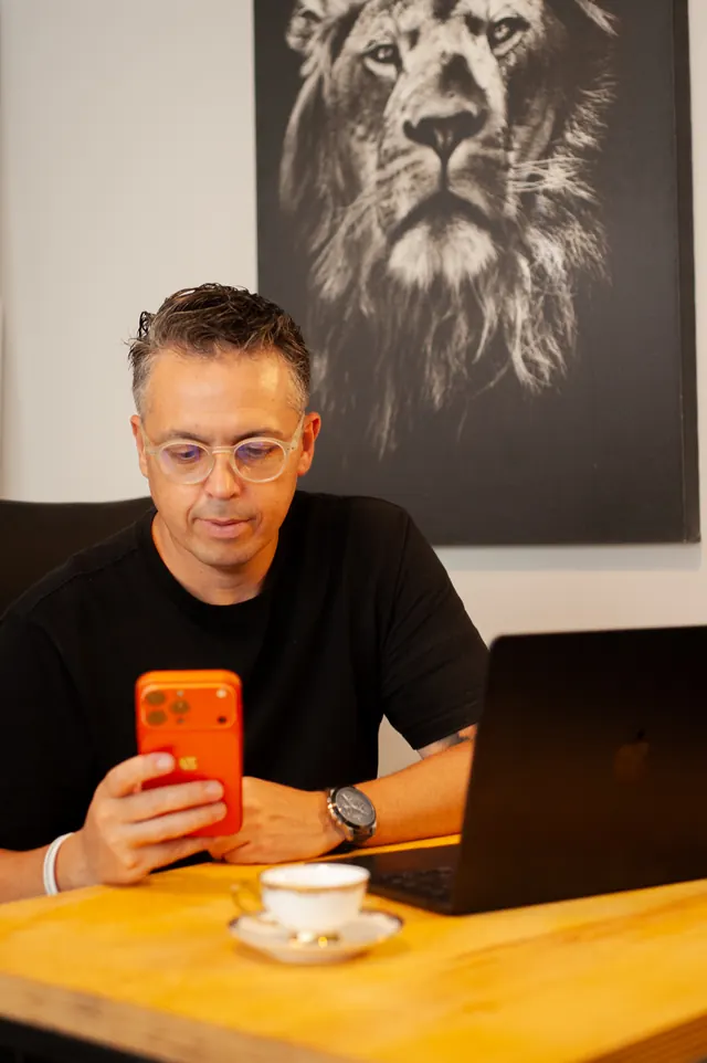 Empresário em ensaio com notebook