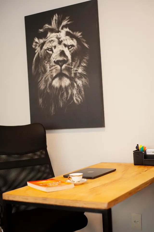 Mesa de trabalho do estúdio com quadro de leão