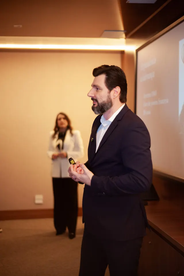 Palestrante apresentando em evento corporativo