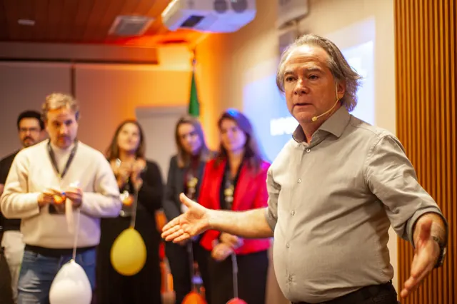 Palestrante conduzindo dinâmica com participantes