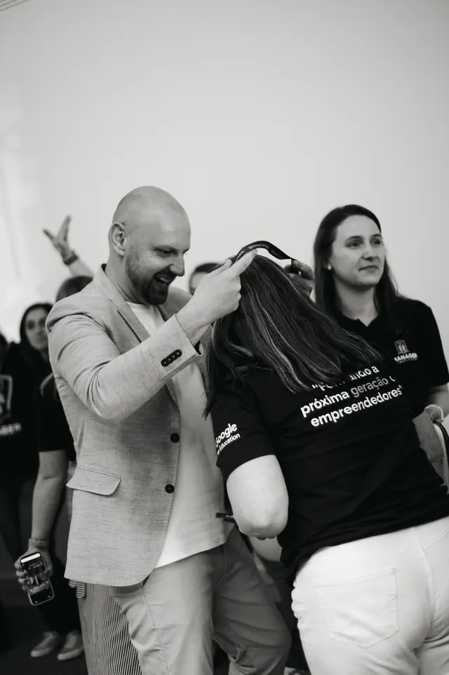Momento de celebração em preto e branco