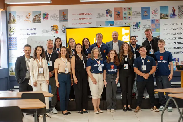 Equipe reunida em evento