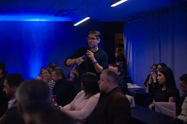 Público em evento com luz azul